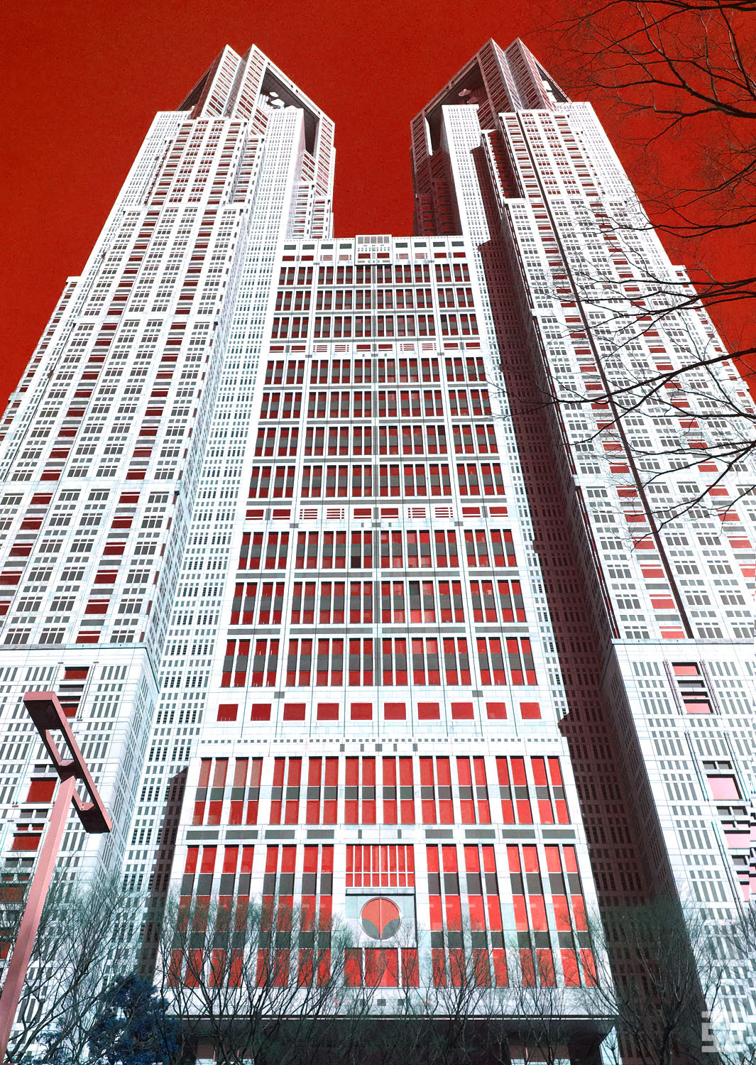 東京都庁背景赤の裏正面